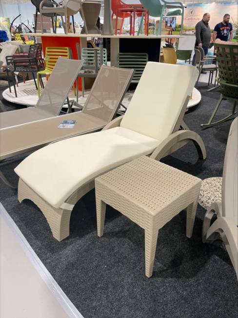 Шезлонг пластиковый GS 1009 (Fiji) бежевый 1870x730x340 мм